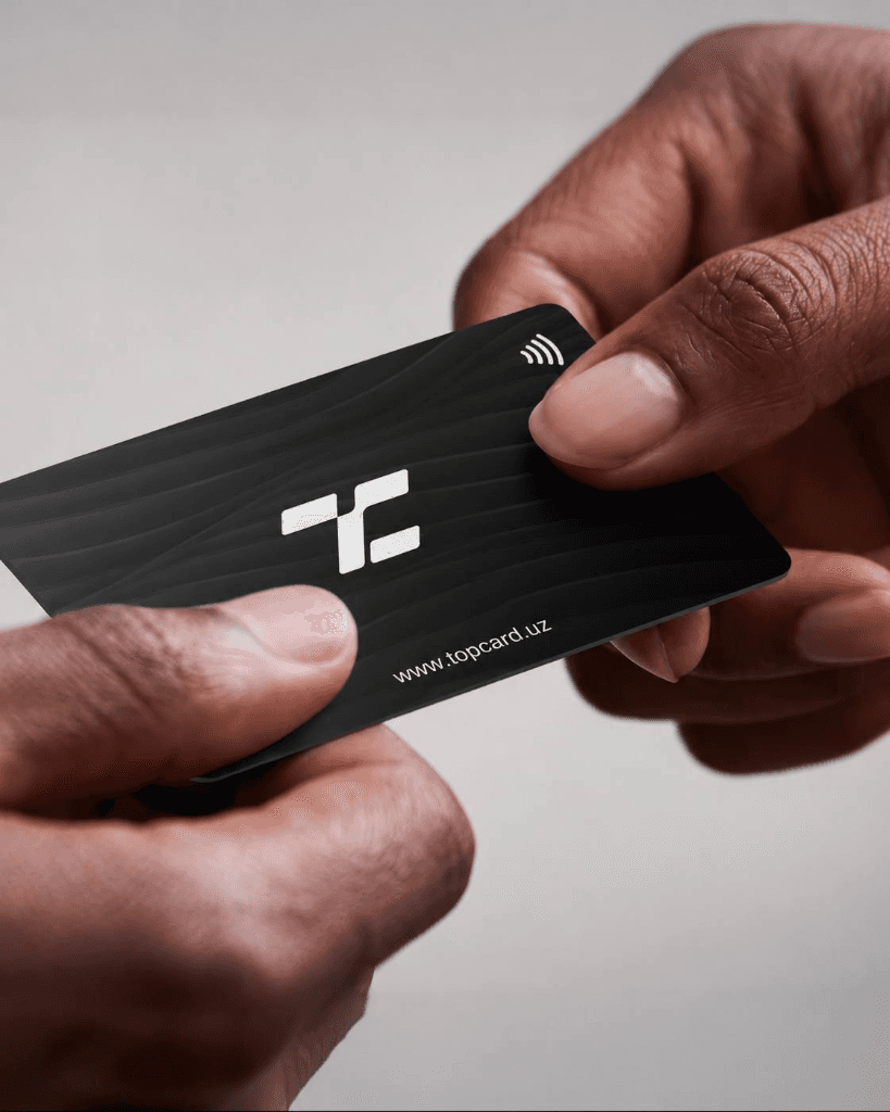 Qo'ldagi TOPCARD gorizontal NFC vizit kartasi