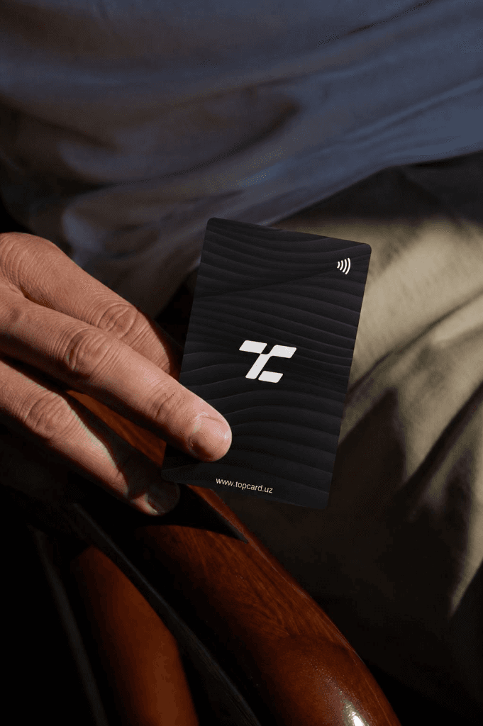 Qo'ldagi TOPCARD vertikal NFC vizit kartasi